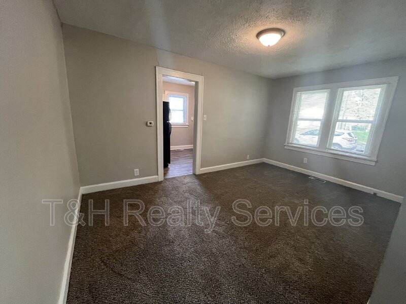 4862 E 14th St - Photo 7 of 19