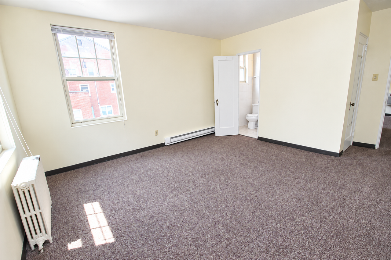 LONDON TERRACE APARTMENTS -- 014 - Photo 4 of 21