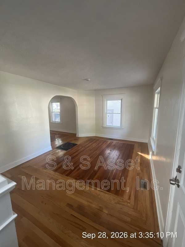 1516 Vine St - Photo 4 of 18