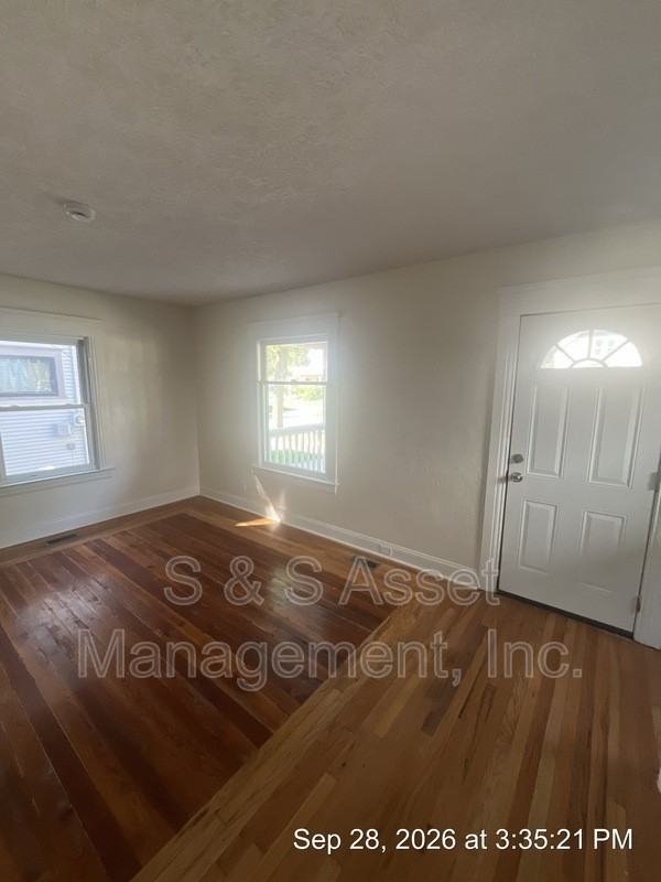 1516 Vine St - Photo 5 of 18