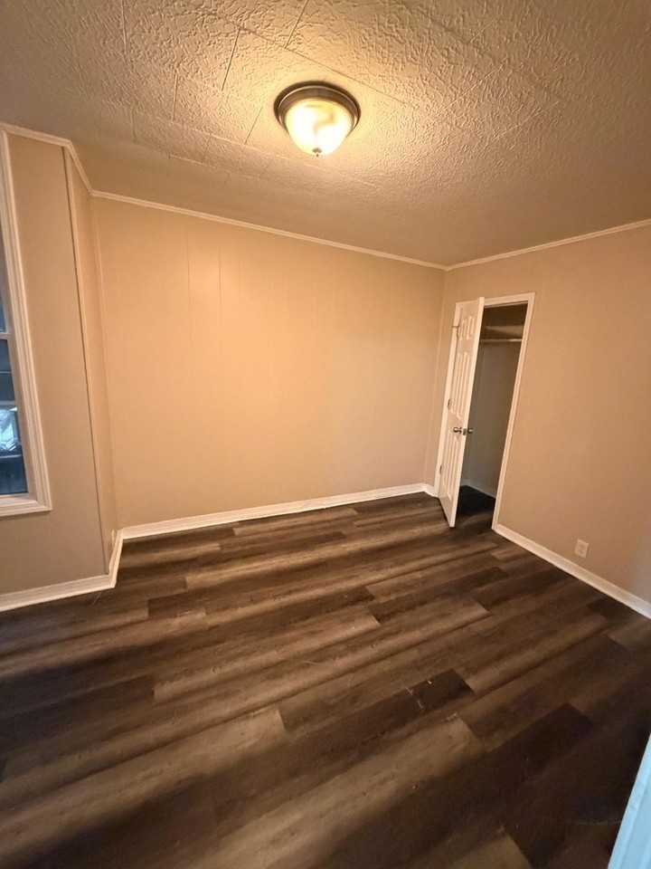 9624 South Ewing Avenue - Photo 4 of 13