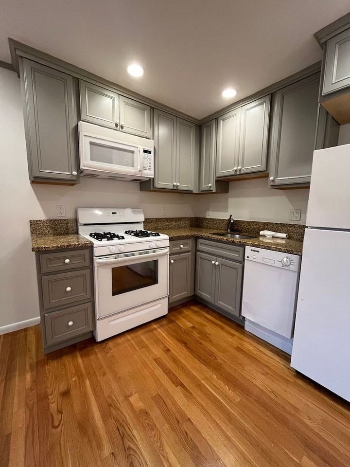 8 Market St #8 - Photo 3 of 9