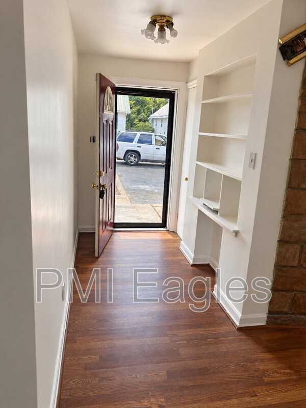 830 Stanley St - Photo 2 of 9