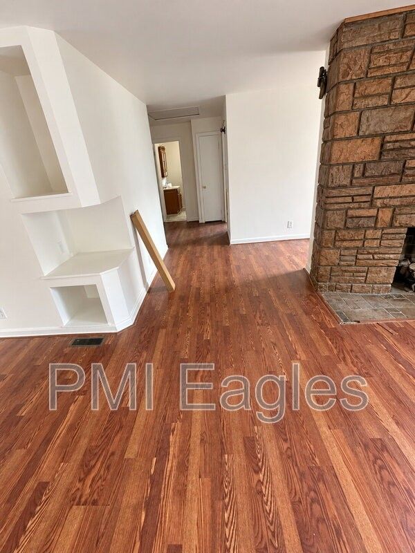 830 Stanley St - Photo 3 of 9