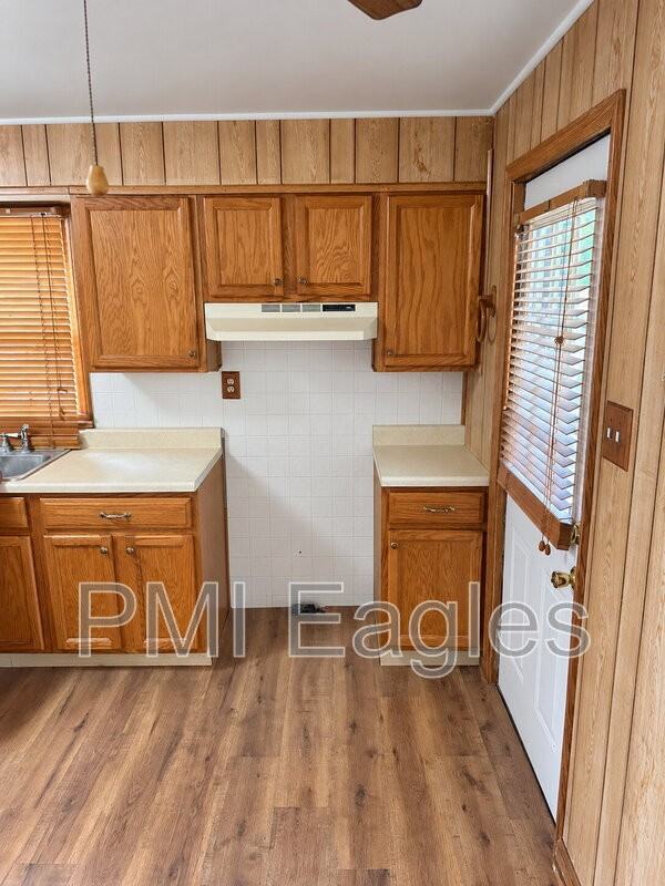 830 Stanley St - Photo 4 of 9