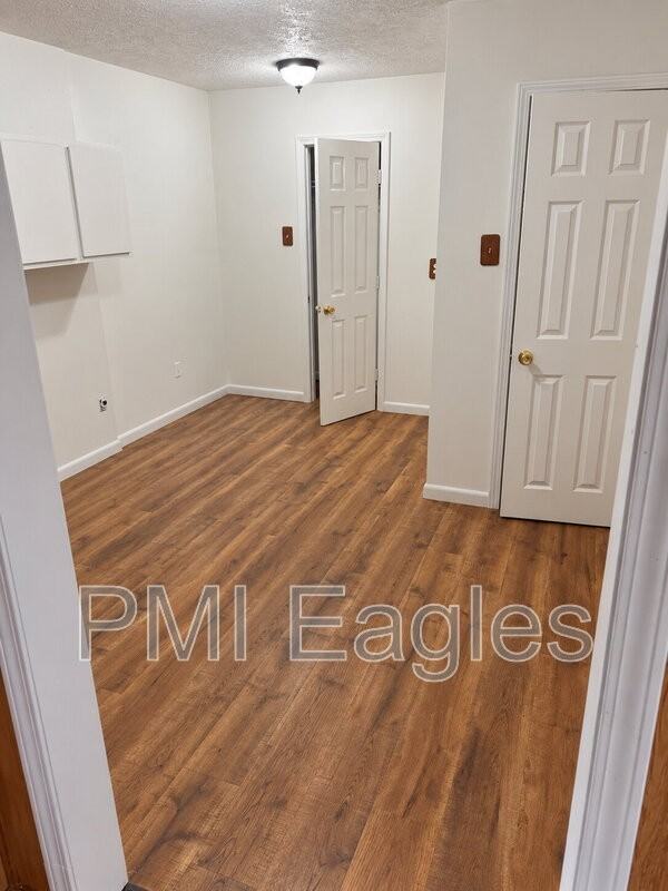 830 Stanley St - Photo 5 of 9