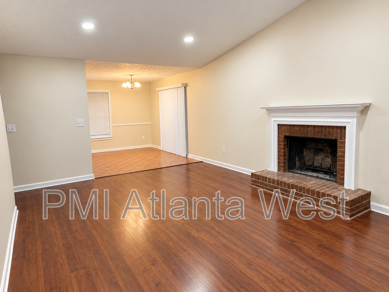 2132 Valley Oaks Dr Se - Photo 2 of 4