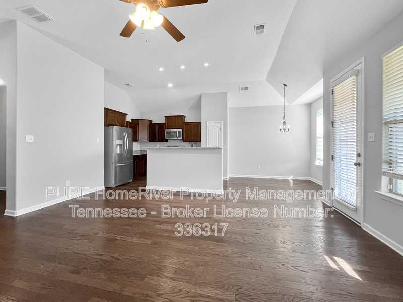 25 Briar Hollow Ln - Photo 3 of 21