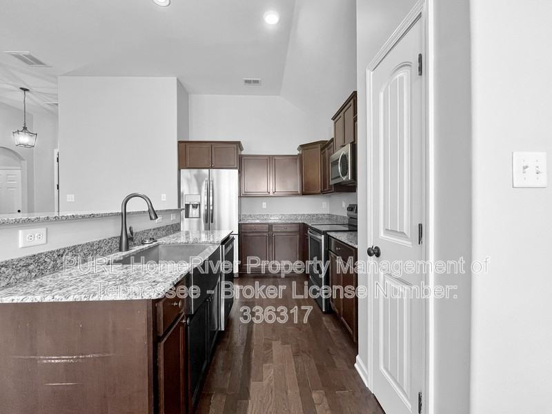 25 Briar Hollow Ln - Photo 5 of 21