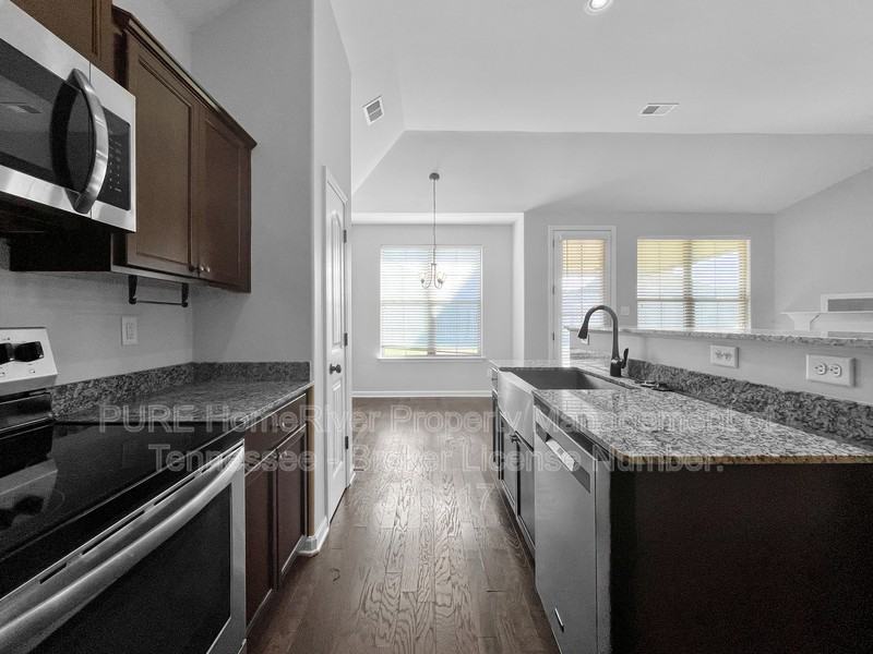 25 Briar Hollow Ln - Photo 6 of 21