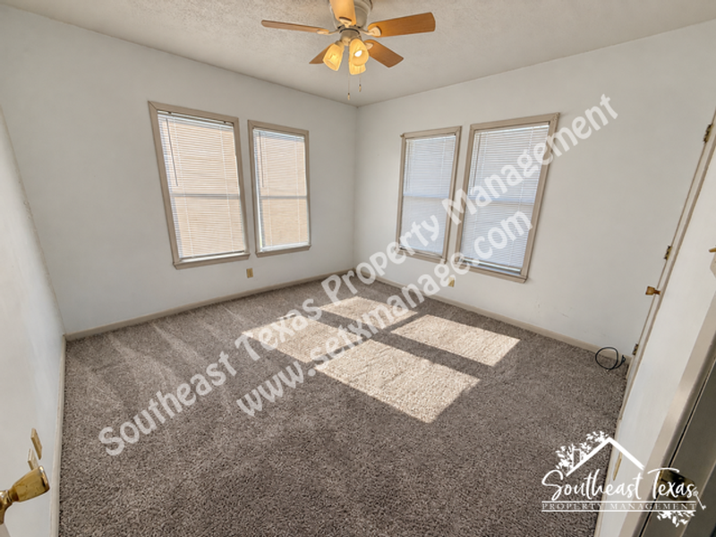 6129 Howe St - Photo 5 of 11