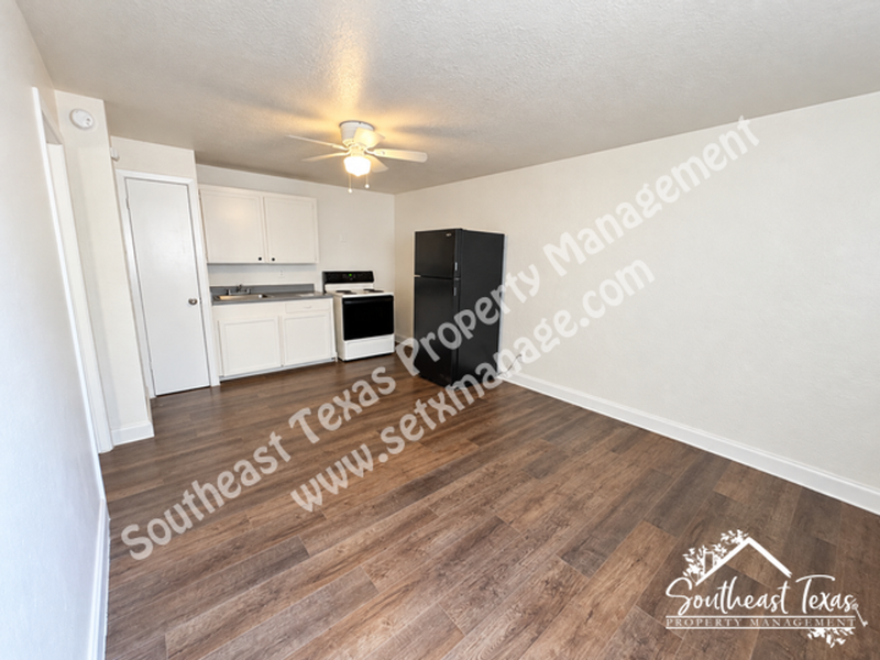 615 Adams St #B - Photo 2 of 5