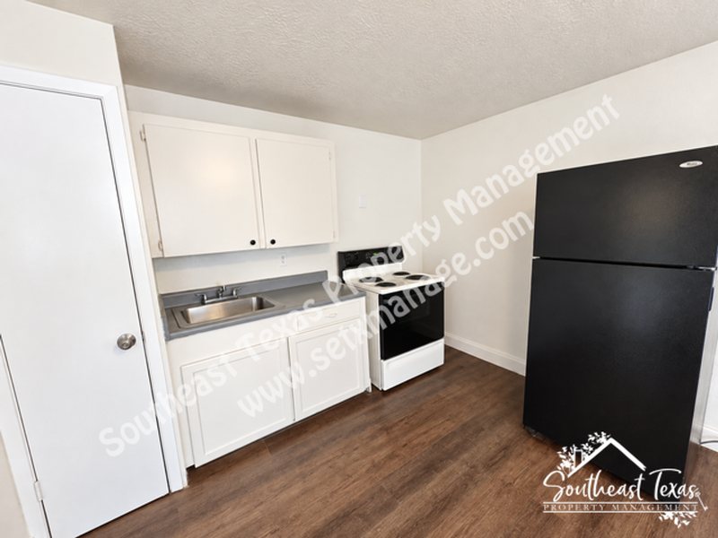 615 Adams St #B - Photo 3 of 5