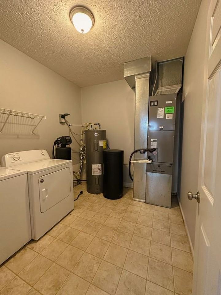 2388 Fleming Dr - Photo 3 of 17