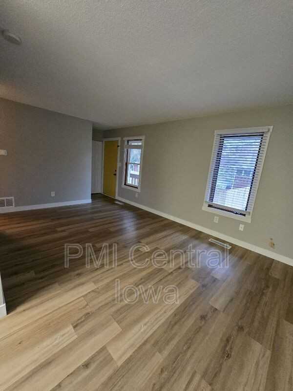 606 Broad St - Photo 3 of 14