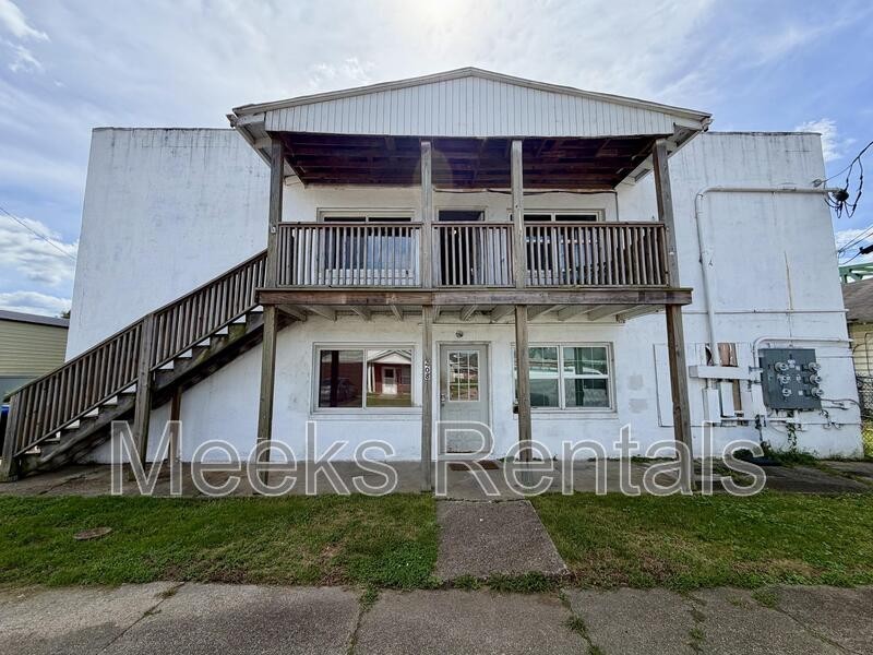 408 1st St #6 - Photo 2 of 8