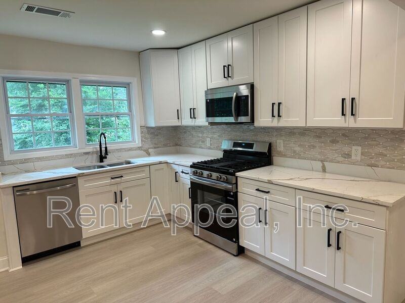 943 Violet St Se - Photo 2 of 10