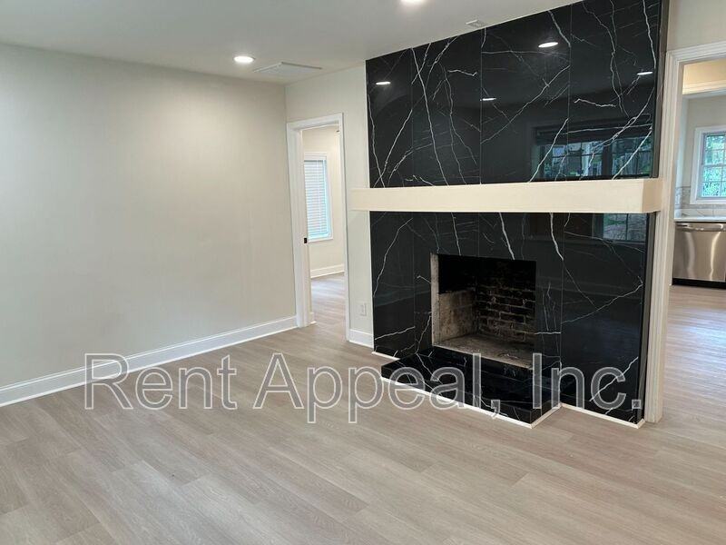 943 Violet St Se - Photo 3 of 10