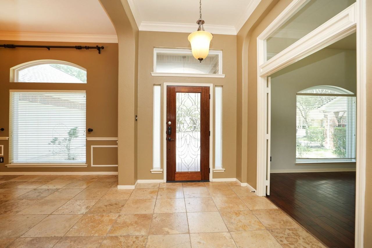 2215 Dorman Ct - Photo 4 of 33