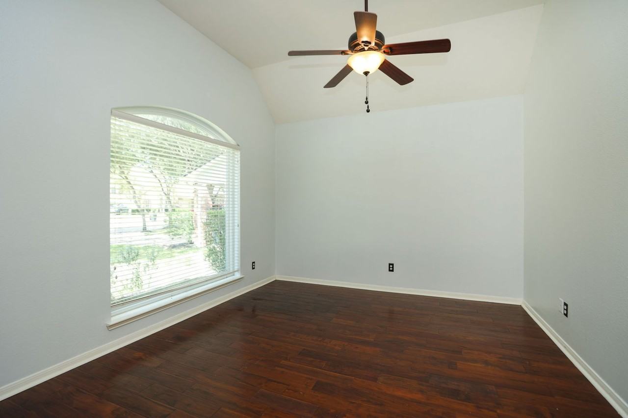 2215 Dorman Ct - Photo 6 of 33