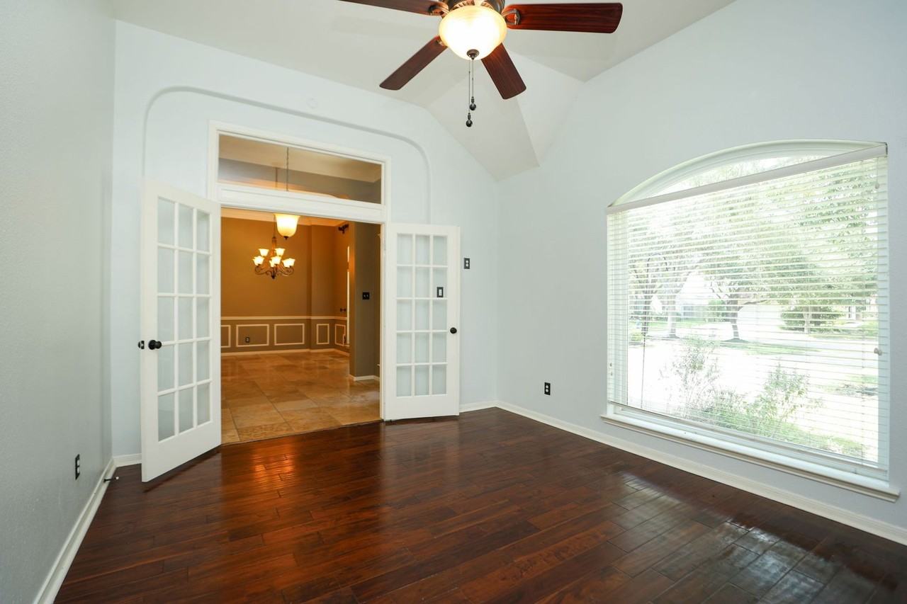 2215 Dorman Ct - Photo 7 of 33