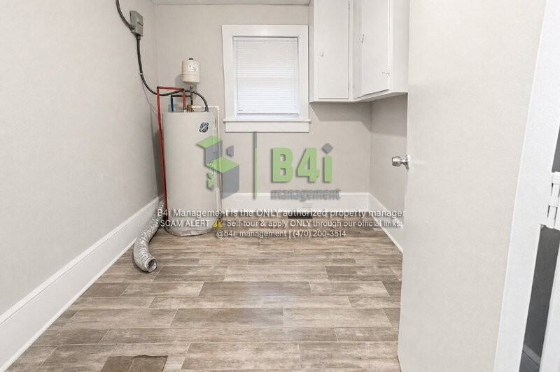 302 Kingston Ave Ne - Photo 4 of 9