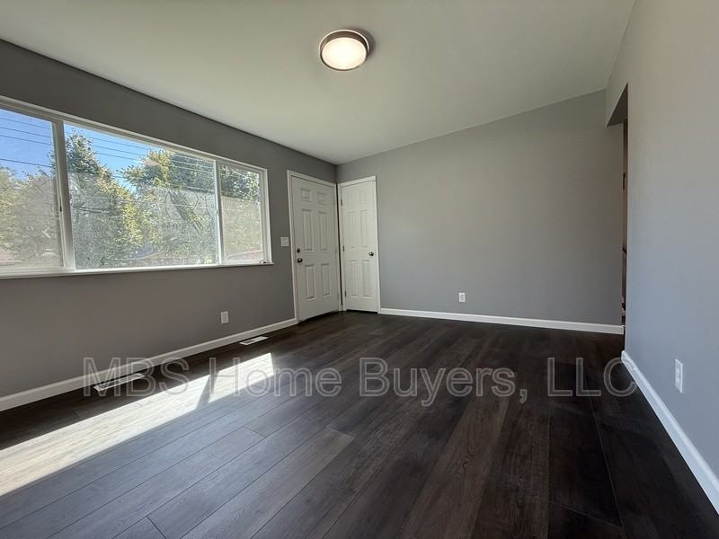 1095 Boone St - Photo 4 of 12
