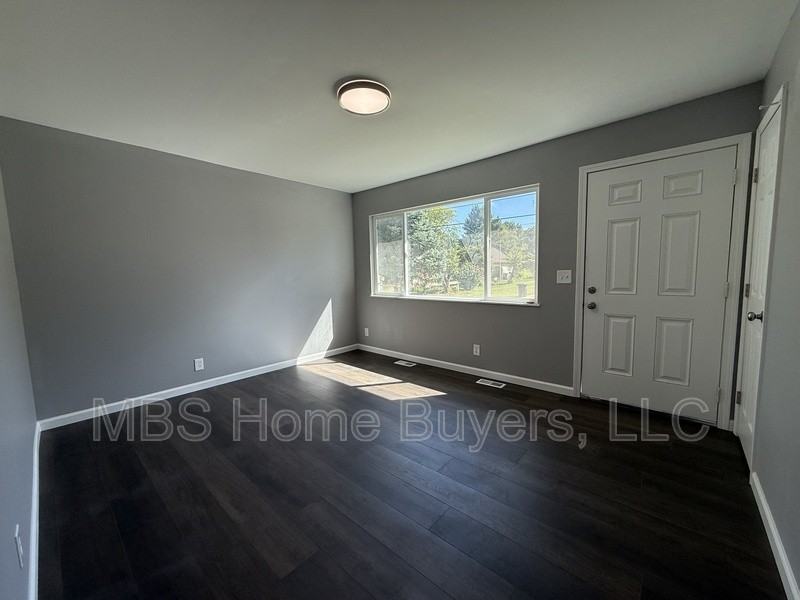 1095 Boone St - Photo 5 of 12