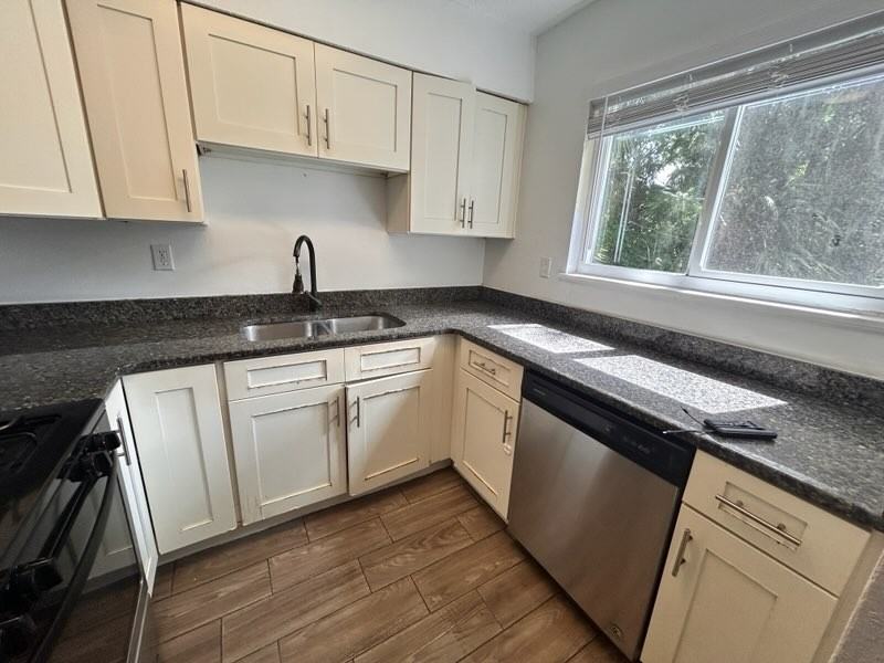 1006 E Rhodes Dr #6 - Photo 7 of 12