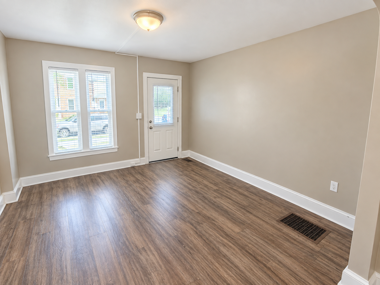 526 Manor St - Photo 3 of 21