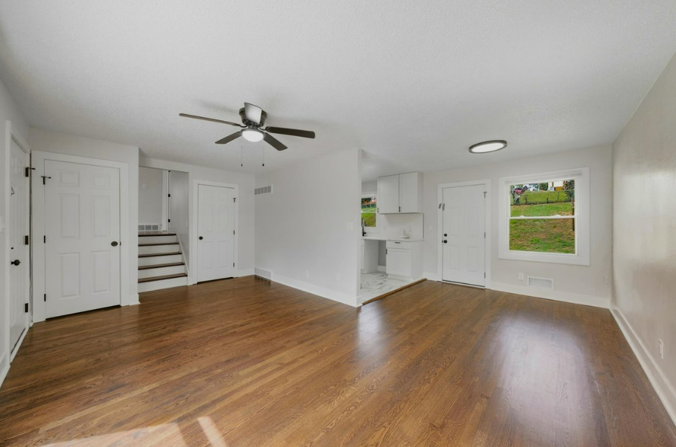3912 E 47th Ter - Photo 2 of 10
