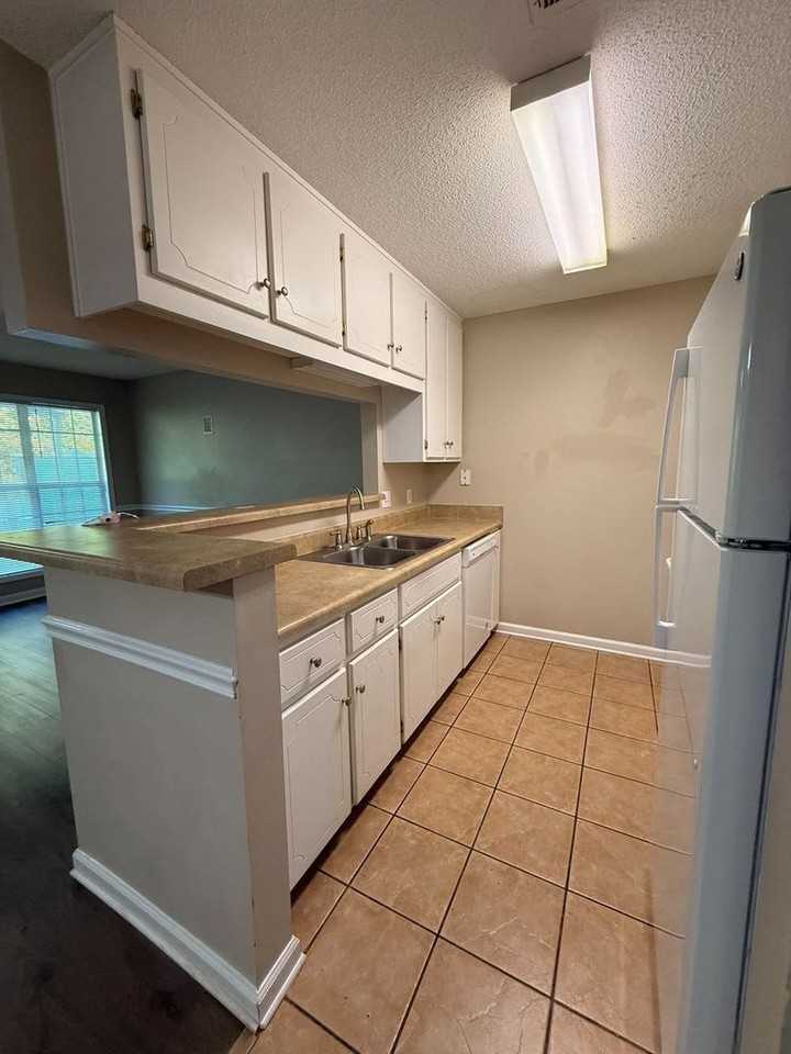 201 N Springview Dr - Photo 3 of 8