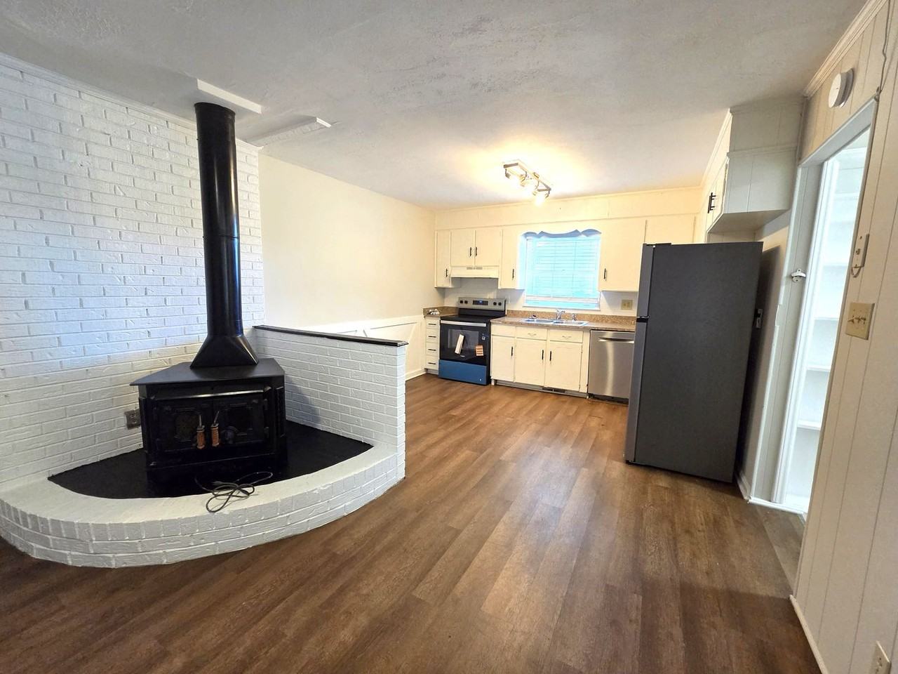 2456 Lanecrest Dr - Photo 4 of 15