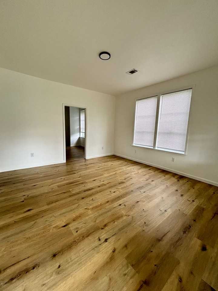 701 W 21st St - Photo 2 of 9