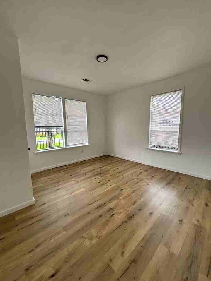 701 W 21st St - Photo 4 of 9