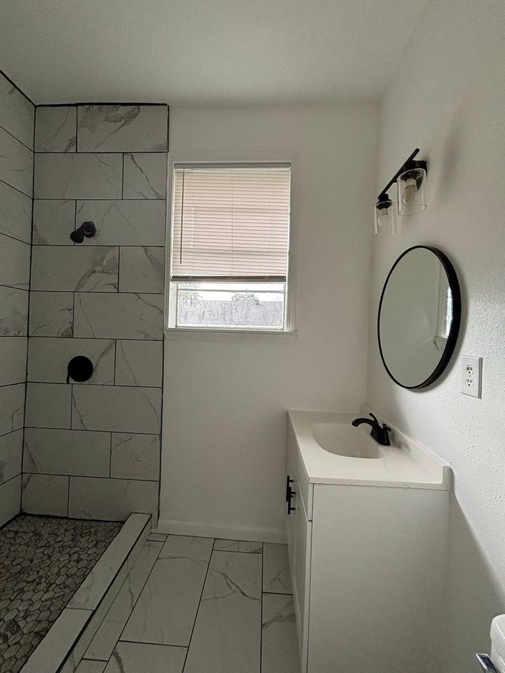 701 W 21st St - Photo 5 of 9