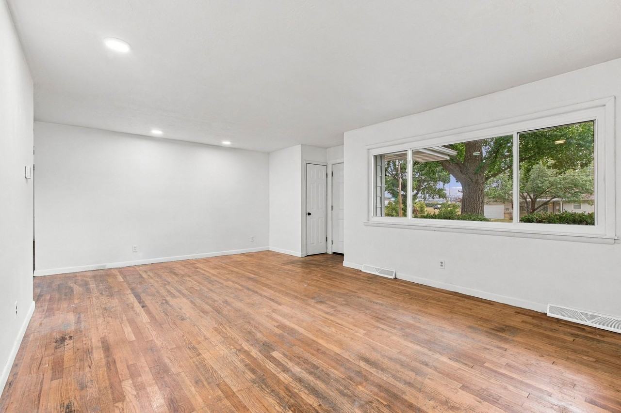 1913 S Linden Ave - Photo 4 of 27