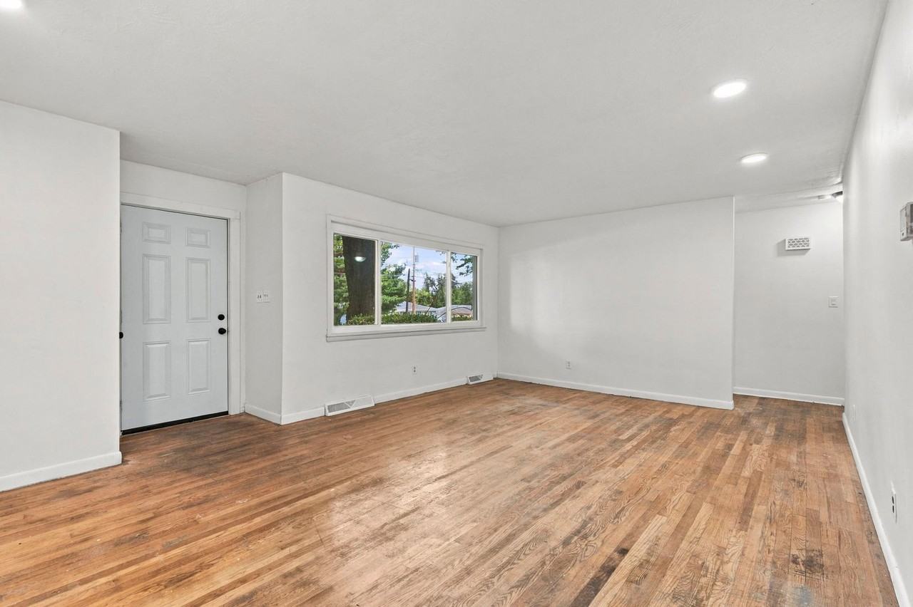 1913 S Linden Ave - Photo 6 of 27