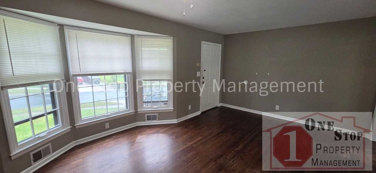 9914 Lawndale Ave - Photo 5 of 26