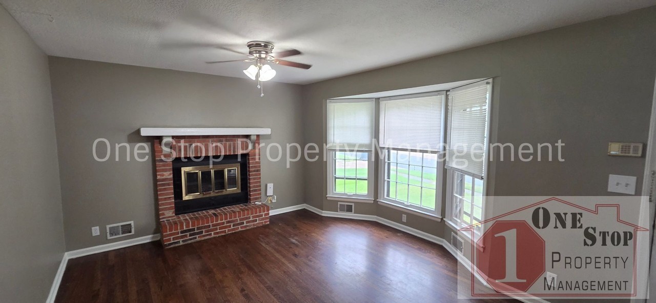 9914 Lawndale Ave - Photo 6 of 26