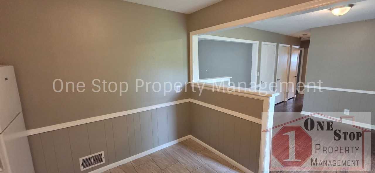 9914 Lawndale Ave - Photo 7 of 26
