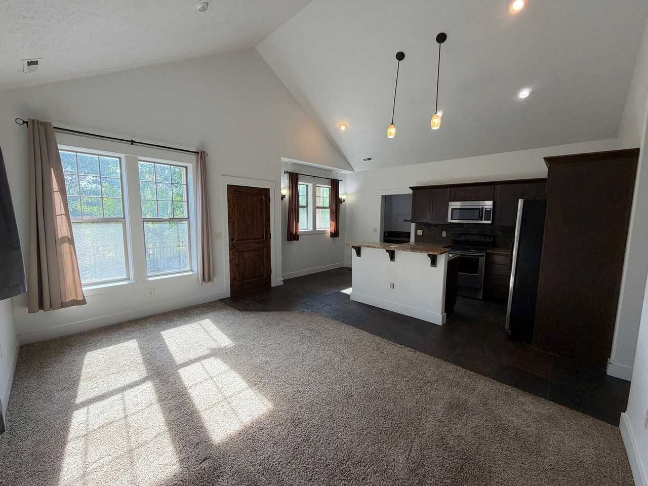 6 Bedroom Townhome - Photo 3 of 50