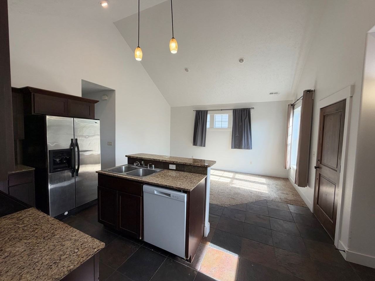 6 Bedroom Townhome - Photo 6 of 50