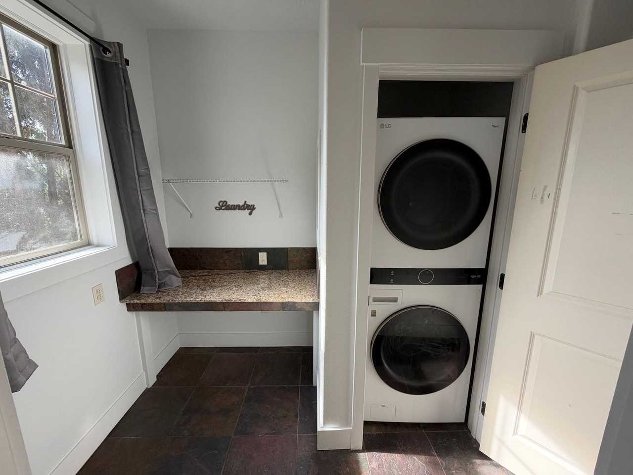 6 Bedroom Townhome - Photo 7 of 50