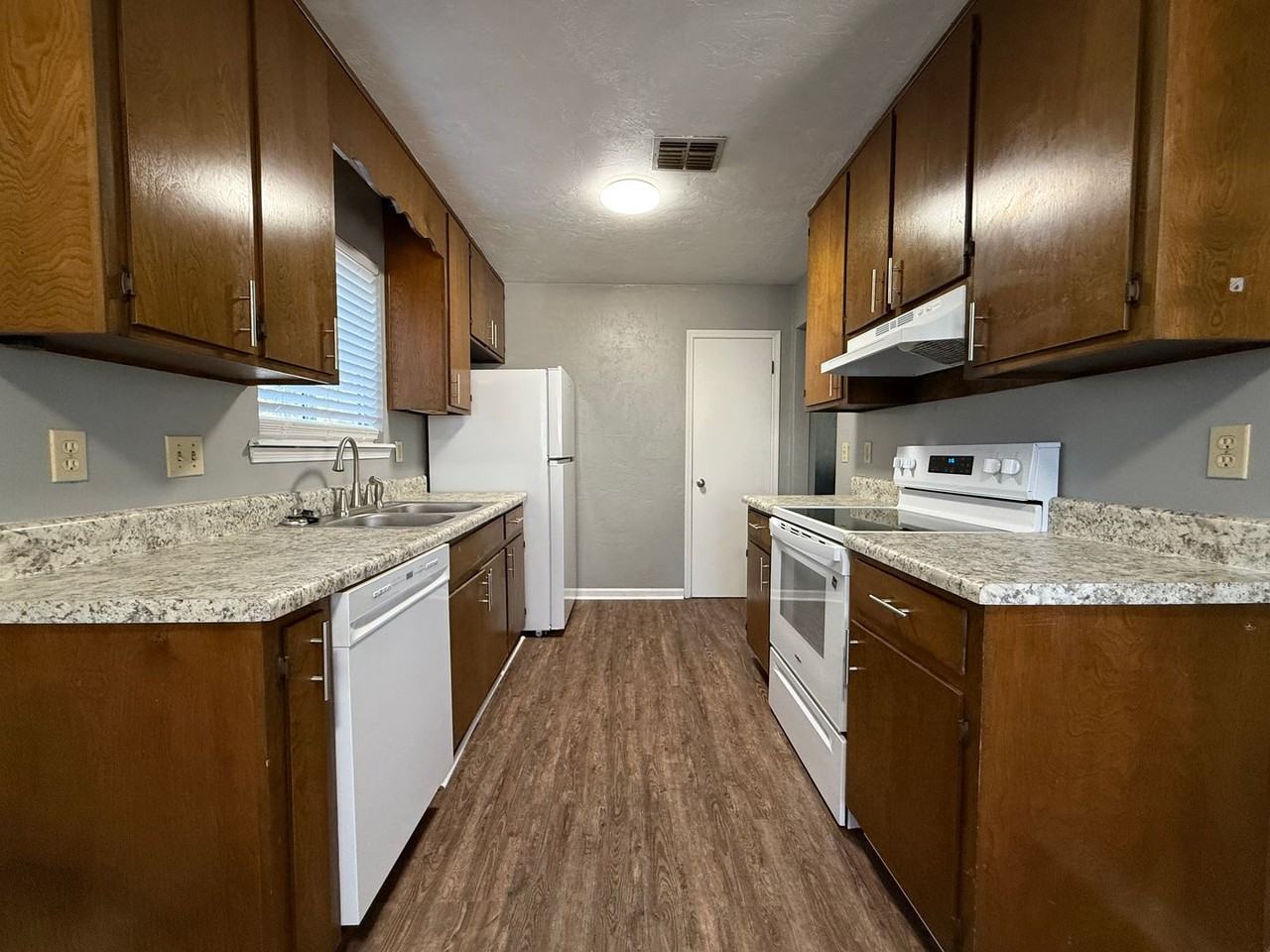720 Pointe Ct - Photo 3 of 7