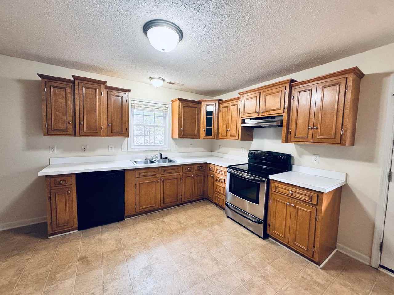 1094 Connie Dr - Photo 4 of 14