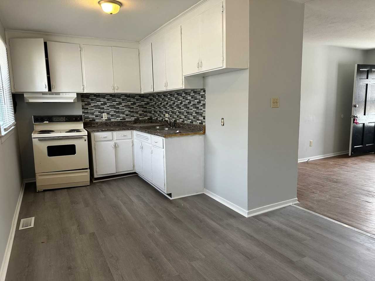 2221 Ireland Dr - Photo 3 of 10