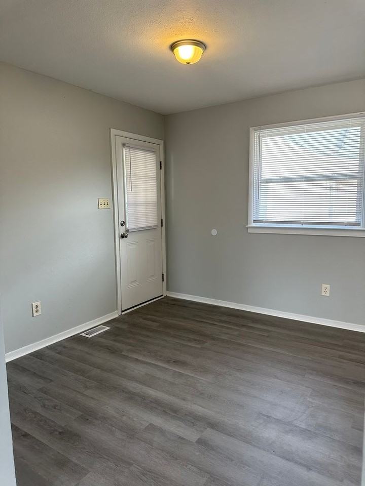 2221 Ireland Dr - Photo 4 of 10