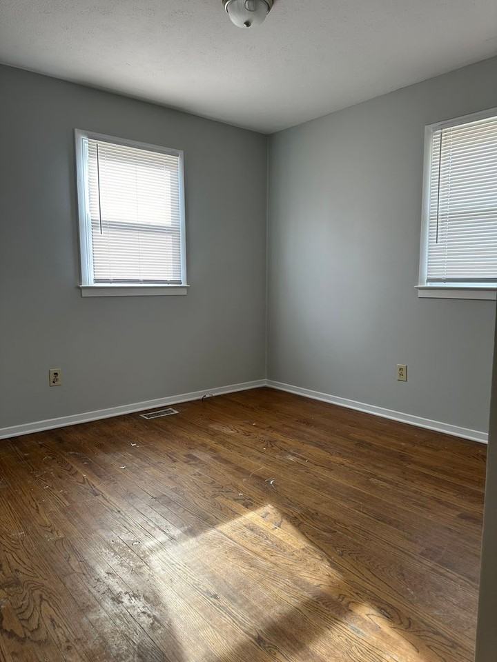 2221 Ireland Dr - Photo 5 of 10