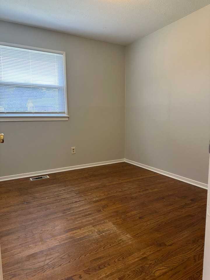 2221 Ireland Dr - Photo 7 of 10